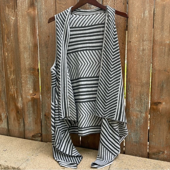 ENERGE Women’s Striped Gray Sleeveless Sweater Vest Open Front One Size - Picture 3 of 10